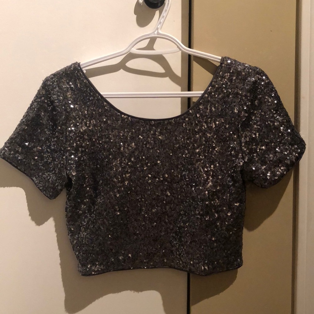 Cropped sequence top